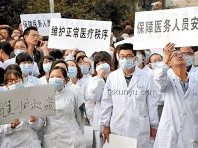 印医生遭强奸犯家属暴力对待应对指南